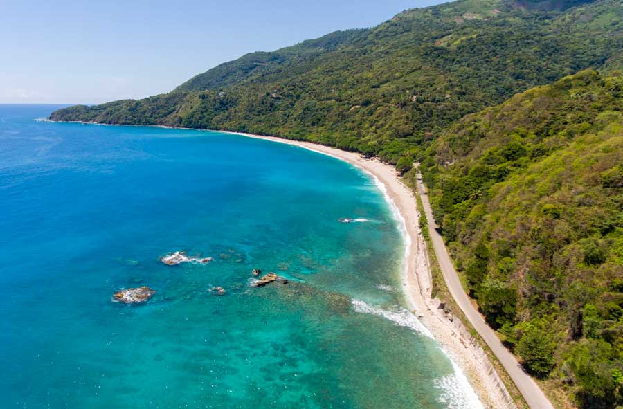 Long mountainous coastline in Barahona.