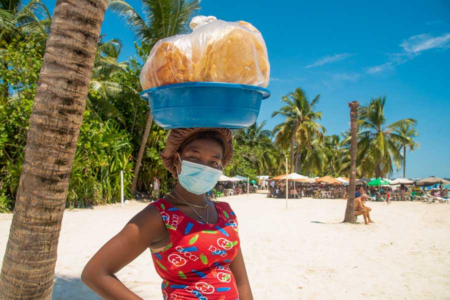 Yaniqueque female beach vendor.