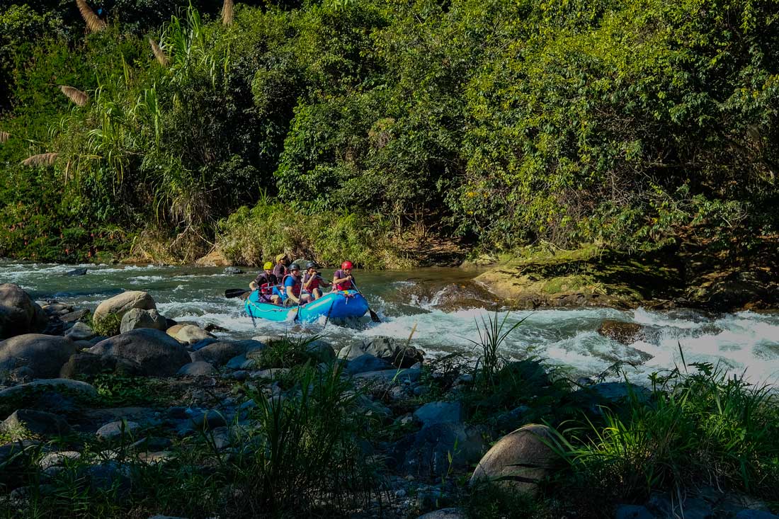 Group white water rafting in Baiguate river.